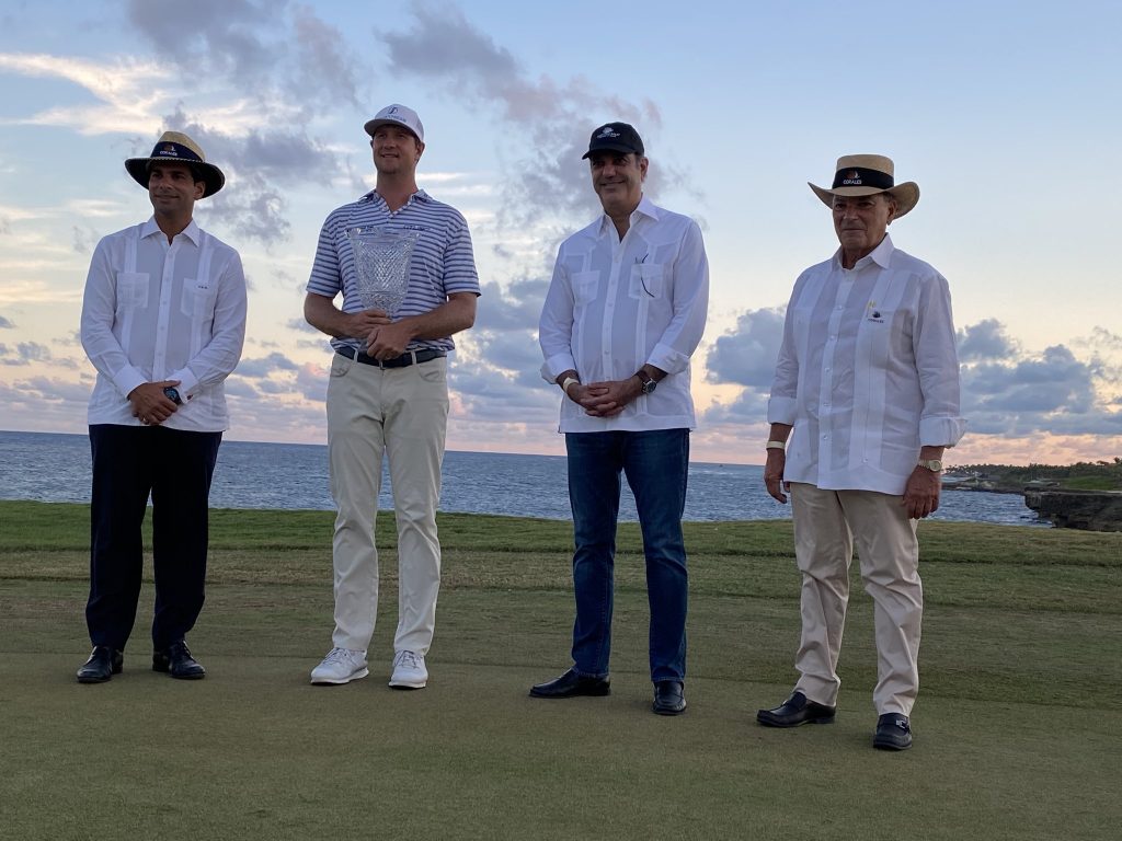 Hudson Swafford recibe el trofeo en PGA Tour Punta Cana
