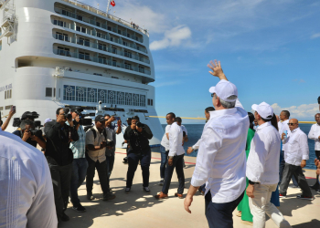 Luis Abinader recibe crucero en Cabo Rojo, Pedernales