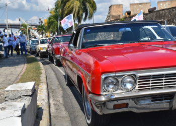 Desfile autos antíguos en Santo Domingo