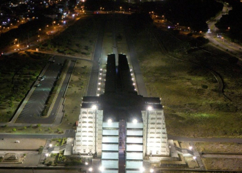 Faro a Colón iluminado