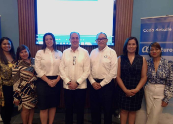 Verónica Diaz, Corporativo, Karen Santos, Alina Nicasio, Francisco (Paco) Perez, Teofilo Gomez, Karina Estevez y Yatnna Morel participaron en la actividad de Air Europa