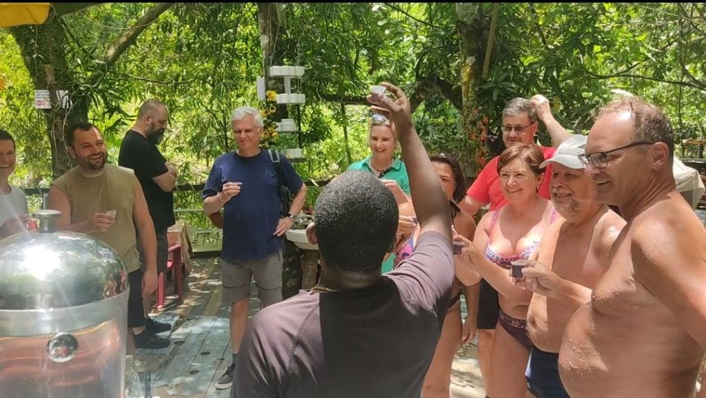 Turistas en el Santo Yanigua