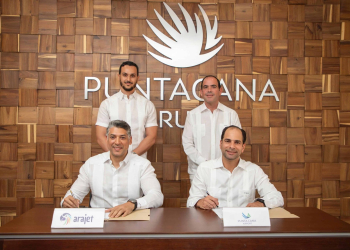 Frank Elías Rainieri, CEO de Grupo Puntacana, y Víctor Pacheco, CEO y fundador de Arajet,