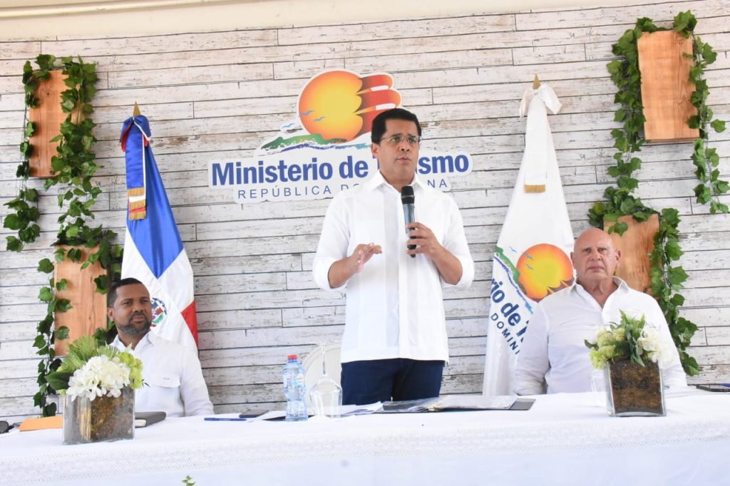 Turismo entrega obras por más de RD$100 MM en Samaná 3 Ministro de Turismo David Collado Samana