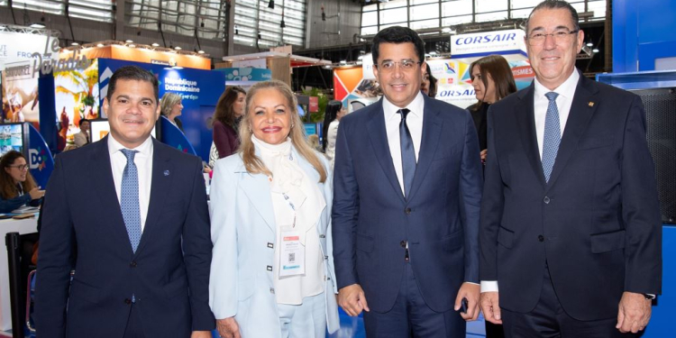 Popular aporta el 50 % financiamiento al turismo; facilidades alcanzan los US$1,600 millones 1 Ejecutivos del Banco Popular en París
