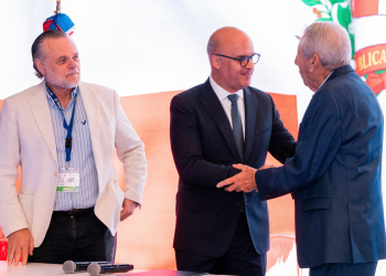 Igor Rodríguez, director general del IDAC y Vito La Forgia, presidente de Paramount Aviation Services, durante la firma del acuerdo.