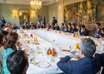 Abinader se reune con empresarios franceses