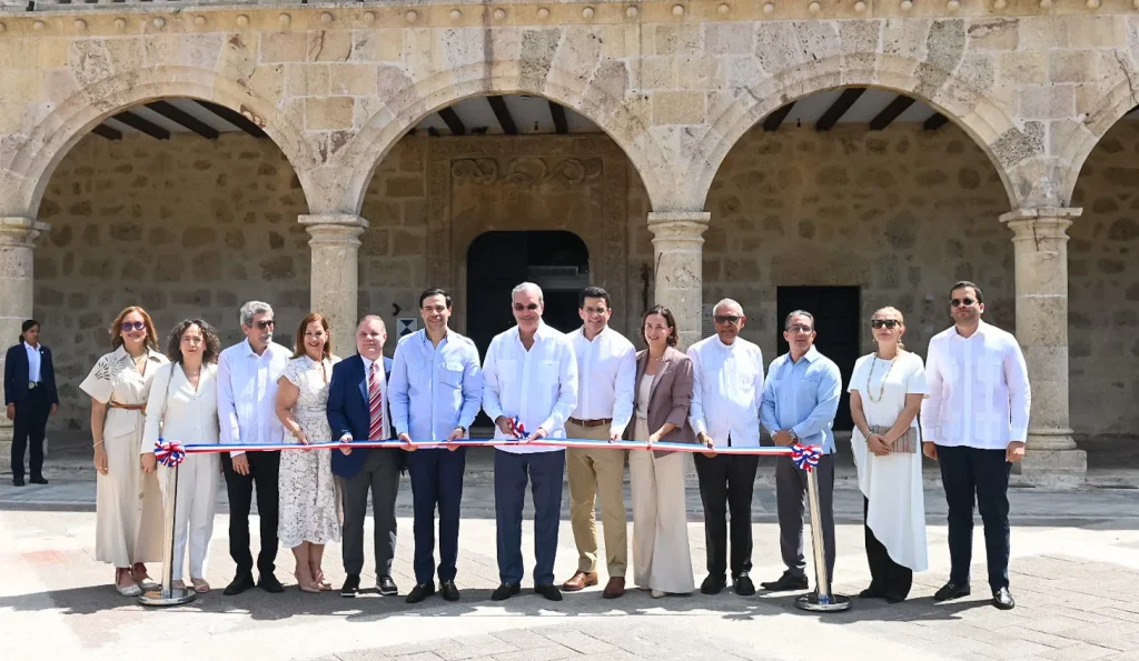El presidente Luis Abinader y el ministro de Turismo, David Collado, inauguraron el Museo Diego Colón Palacio Virreinal (Museo Alcázar de Colón) en la Ciudad Colonial, como parte de una agenda de trabajo que agotaron en el centro histórico.