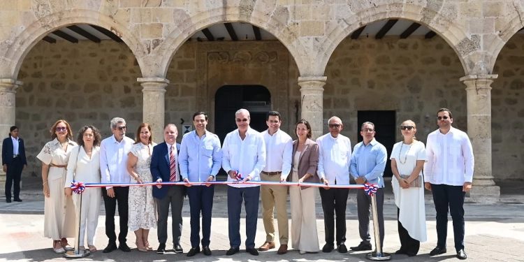 El presidente Luis Abinader y el ministro de Turismo, David Collado, inauguraron el Museo Diego Colón Palacio Virreinal (Museo Alcázar de Colón) en la Ciudad Colonial, como parte de una agenda de trabajo que agotaron en el centro histórico.