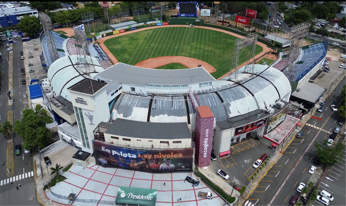El estadio Quisqueya tiene una capacidad de más de 13,000 fanáticos